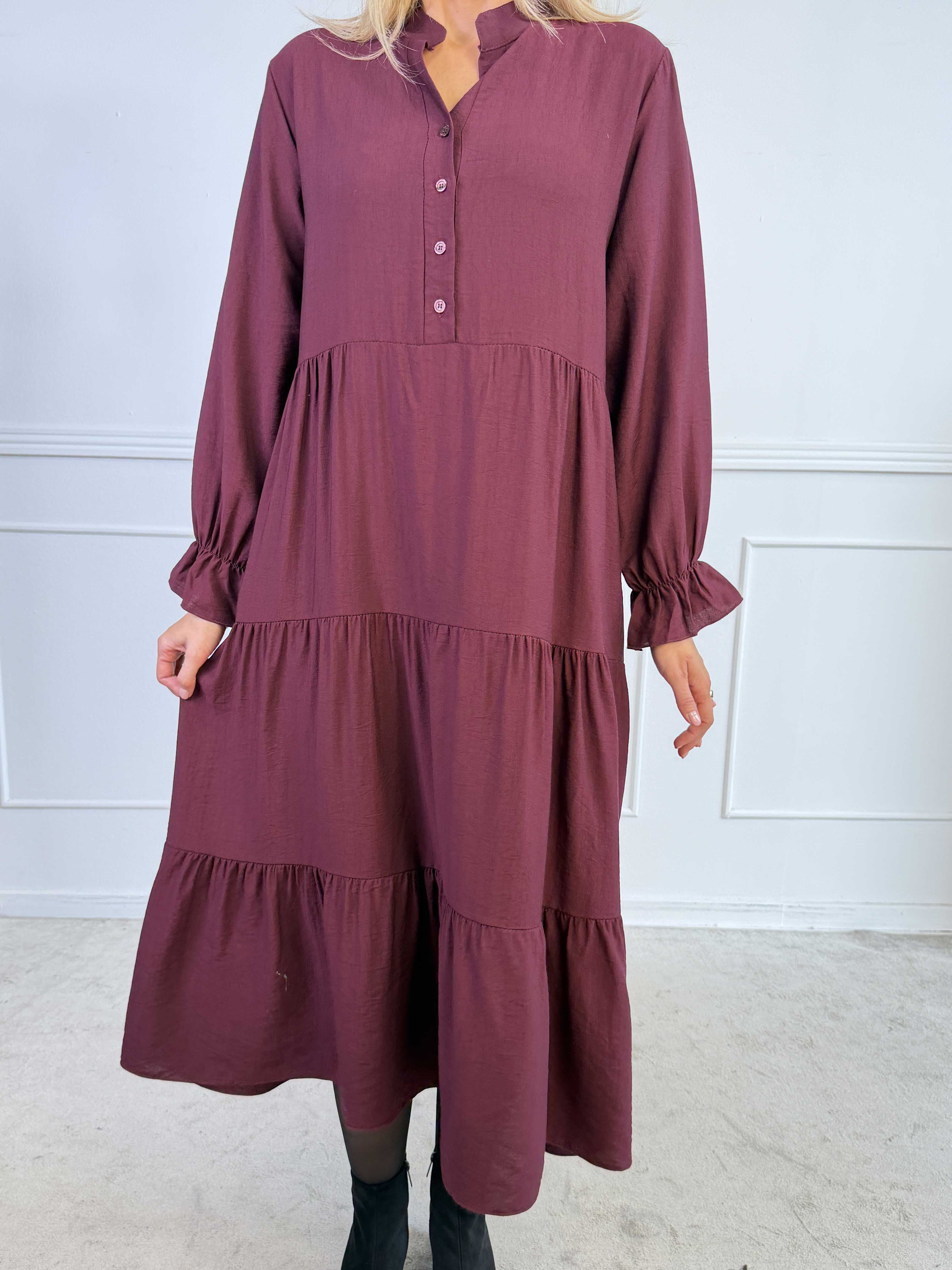 Clemence - Feminin kjole i viskose med fint lag-på-lag-look og knapper ved udskæringen